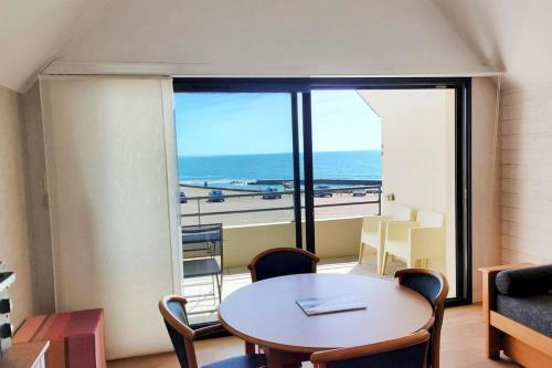 Tipoz'immo-Le Grand Grand 209 -view and direct access to the sea-pets accep