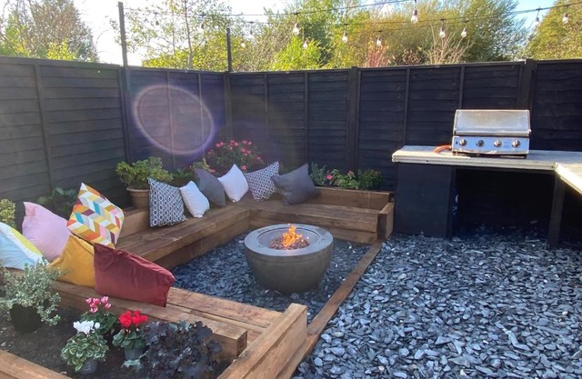 Tipsy Cottage with fire-pit and BBQ
