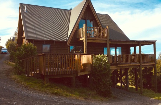 Tiraki lodge, big log chalet with amazing 180o views from your lounge.