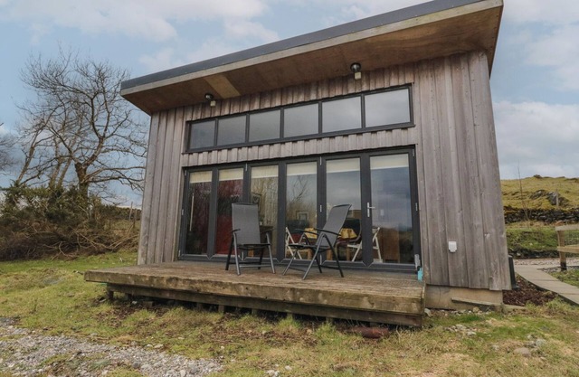 TIRLAGGAN STUDIO, pet friendly, with open fire in Lismore