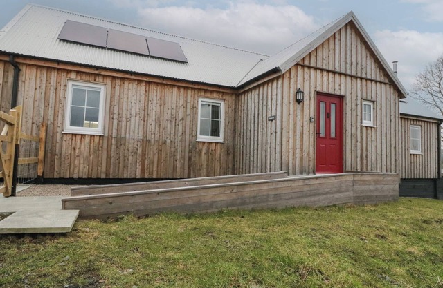 TIRLAGGAN ÚR, pet friendly, with open fire in Lismore