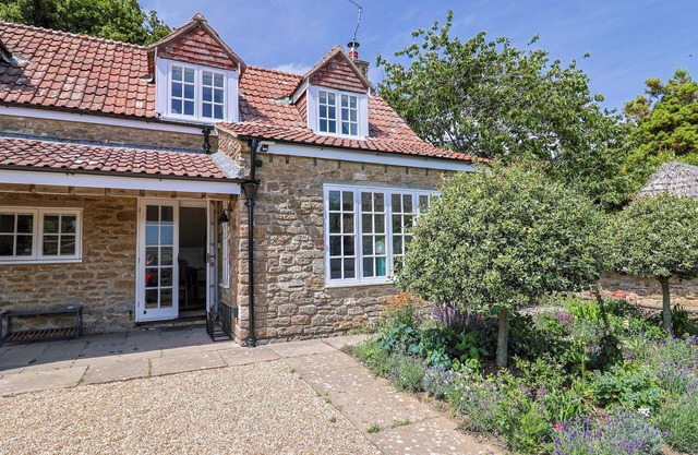 TITHE BARN COTTAGE, pet friendly, with open fire in Burton Bradstock