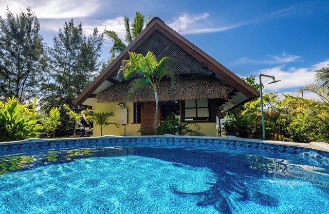 Toahere Beach House - Beachfront - Pool - Pontoon