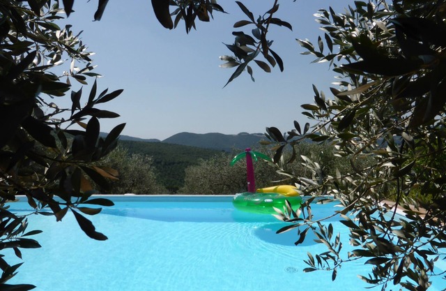 Casa de vacaciones en una ladera con piscina, maravillosa vista del valle del Tíber.