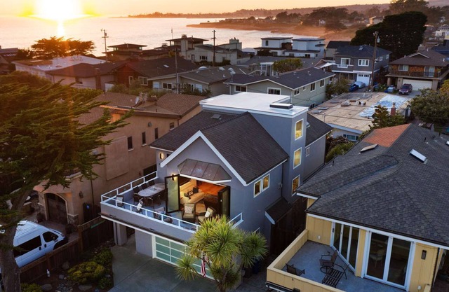 August Specials-The 25th Beach Retreat with hot tub!
