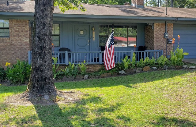 Toledo bend lake view home quiet neighborhood community boat launch.