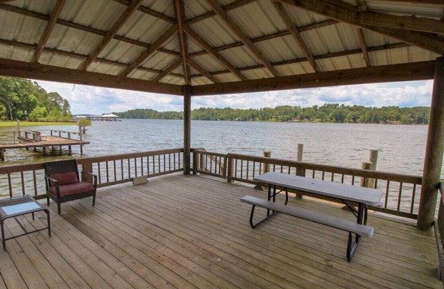 Toledo Bend Sleeps 9 3 Bedrooms 2 Baths Deck over lake