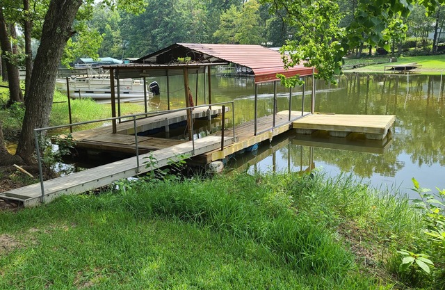 Toledo Bend Water Front! Ubicado en una cala tranquila con embarcadero y muelle de natación