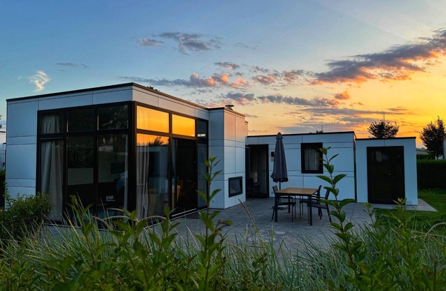 Tolles, Modernes Chalet 'strandleben' mit Zaun & Garten in Strandnähe