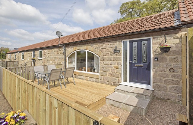 TOM'S CABIN, romantic, character holiday cottage in Knaresborough
