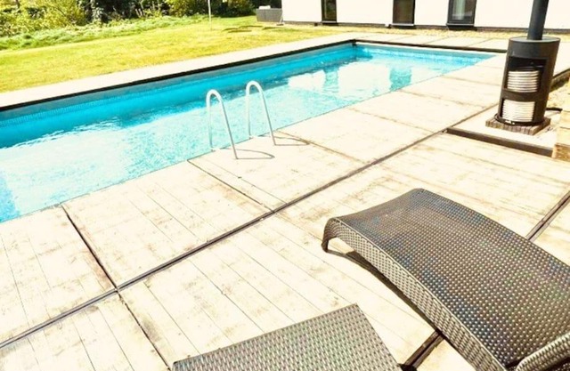 Tomorrowland Poolhouse 2 rooms 4 -6p bar shuttle WE1
