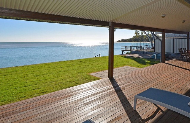 Toogoom Beach - Fish Tales Absolute Waterfront - Wi-Fi - 5 Bedrooms - Sleeps 14