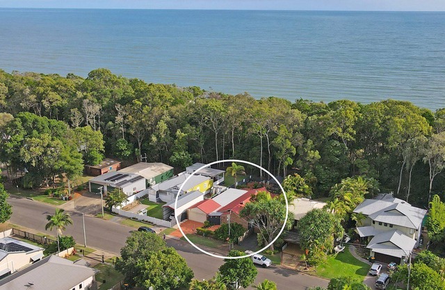 Toogoom Beach House - Waterfront - 3BR - WIFI - Aircon