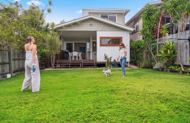 Tooway Beach House Walk to beach & Pet-friendly