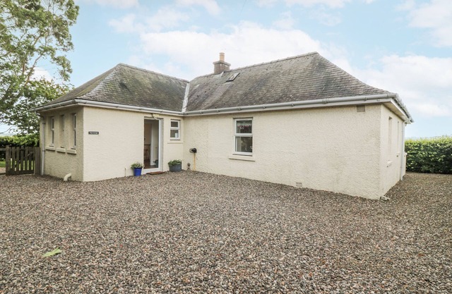 TOP COTTAGE, pet friendly, country holiday cottage in Cupar, Fife