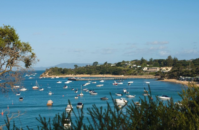 Top Deck Apartment: 1 BR, 1 BA Apartment in Portsea, Sleeps 2