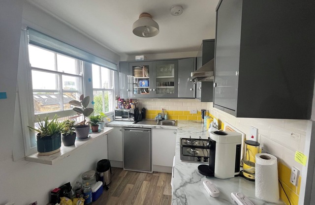 Top Floor 1BD Flat with Balcony - Ladbroke Grove