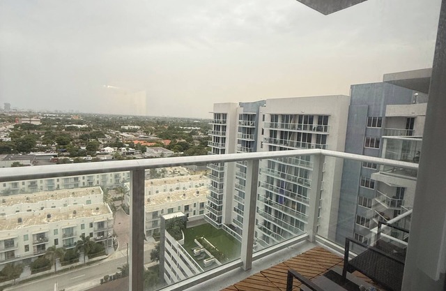 Top-Floor 2/2 Furnished Apt w/ View, Amenities, Parking — Month-to-Month!