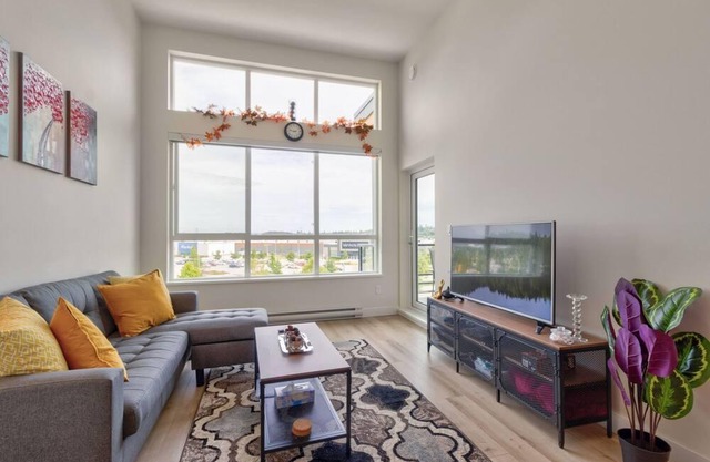 Top Floor 2 bed 2 bath spacious Condo