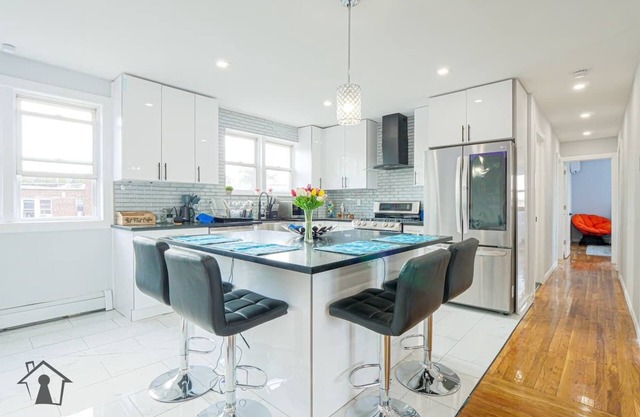 Top floor 3bdrm 1.5 bathroom apartment w/Balcony