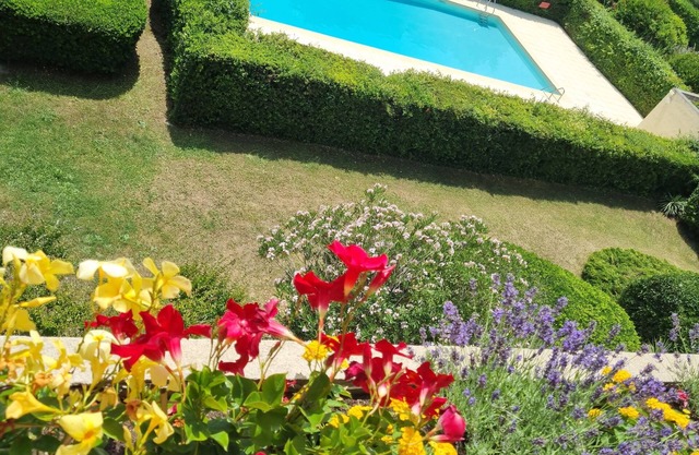 Top floor apartment with pool in a city center park near the Corum