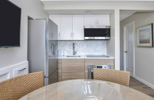 Top Floor Beautiful White & Woody 1BR w/Loft