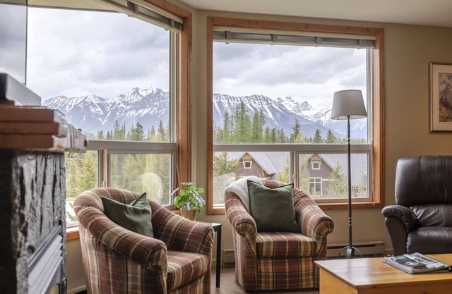 Top Floor Condo | Incredible Mountain Views | 3 Beds | Portable AC