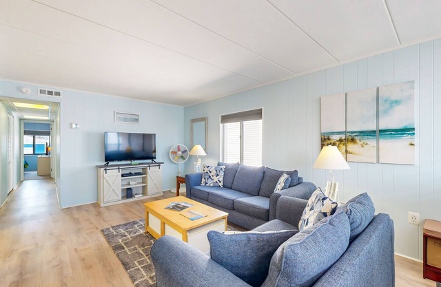Top-floor condo with balcony, walk 1 minute to the beach