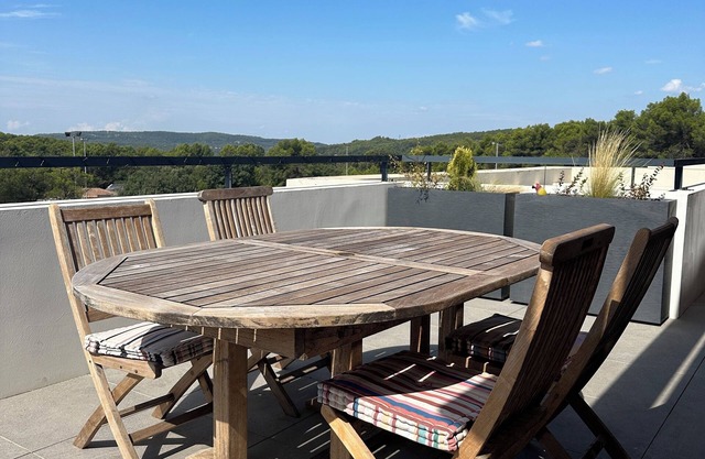 Top floor luxury apartment in a secure residence
