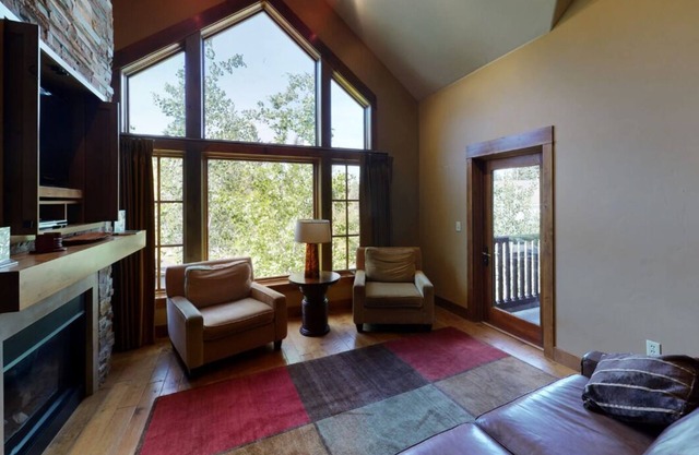 Top Floor Lake View | Resort Amenities