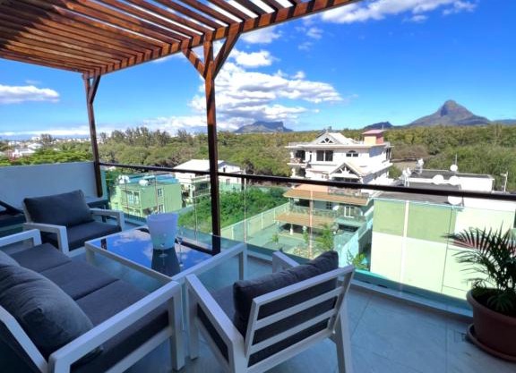 Top-Floor Modern 3BD Penthouse with Beautiful Mountain View Terrace - 5 min Walk to Beach