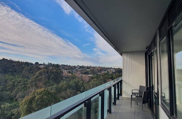 Top-Floor Retreat with Stunning River View Apt on Abbotsford with free parking