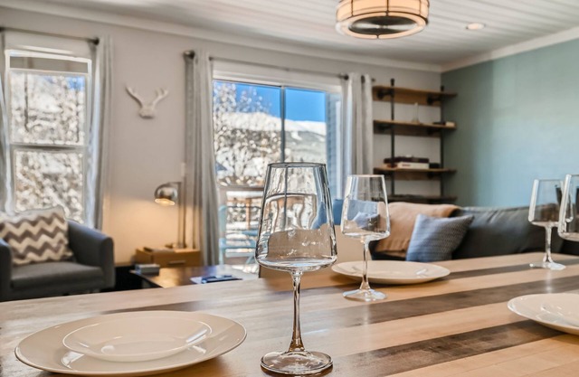 Top Floor Unit Best Location Alpine 303 Condo near to city attractions by RedAwning