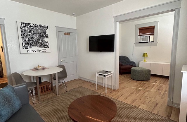 Top floor Uptown apartment! Pet friendly in a lively neighborhood