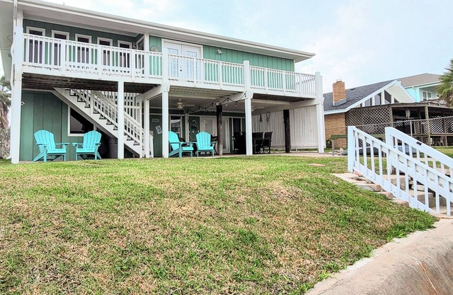 Top-floor, waterfront getaway with fast WiFi, central AC, wet bar & dock