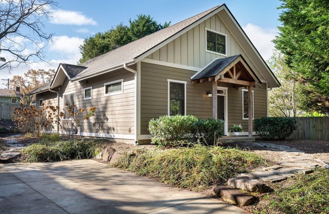 LIKE-NEW home en lindo vecindario a solo 4 millas del centro de Asheville
