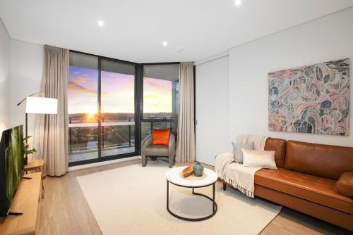 Top Ryde Resort Style Living - Heated Pool - King Bed - Walk To the Mall - Free Parking - Fast Wifi