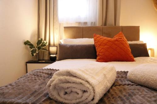 Top Spot 2-Bed Spacious Apartment Town Centre Train Station WIFI