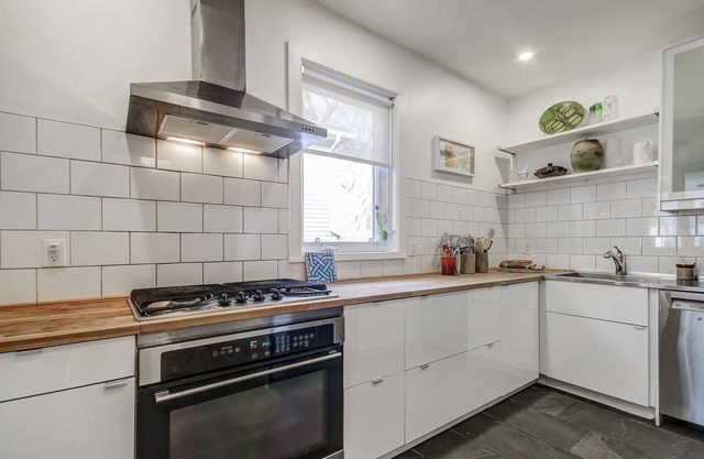 Top two floors in bright comfortable Victorian house on Trinity Bellwoods Park