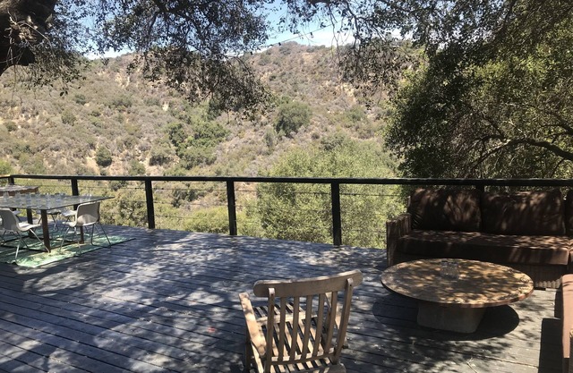 Topanga Deck House light spacious, amazing mountain views, huge deck under Oaks