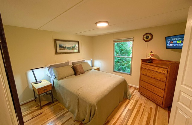 Topsy's Trailer, Private, FAST WiFi, Small Dog Ok, HOT TUB, Close to Hendo/AVL