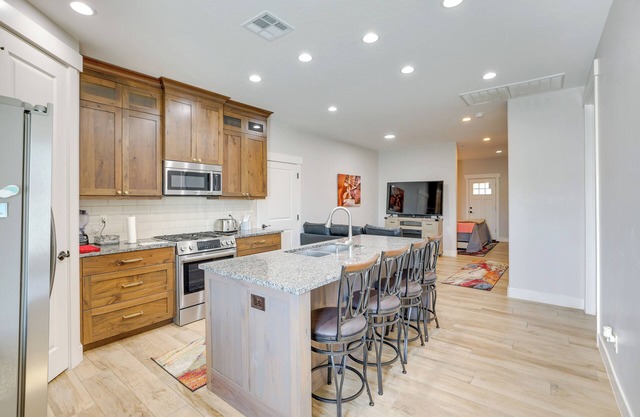 Toquerville Home w/ Mtn Views, Near State Parks!