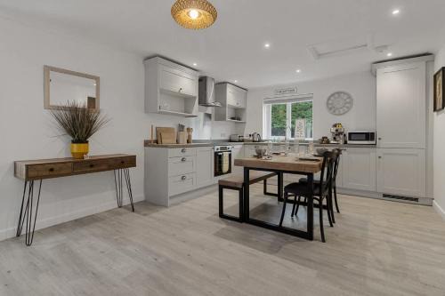Tor Cottage -Private Hot Tub & Communal Swimming Pool with Fishing nearby 2 Dogs Max
