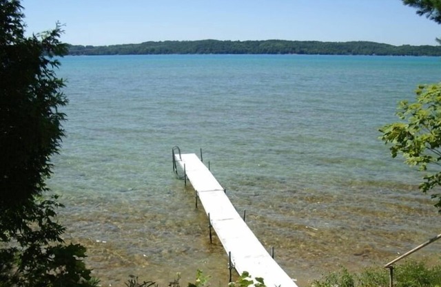 Torch Lake Frontage Property en Torch Lake, justo al sur del río Clam