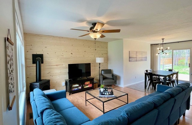 Torch Lake Home: AC, arcades, game room, 3 min to Torch Lake! Bring your boat!
