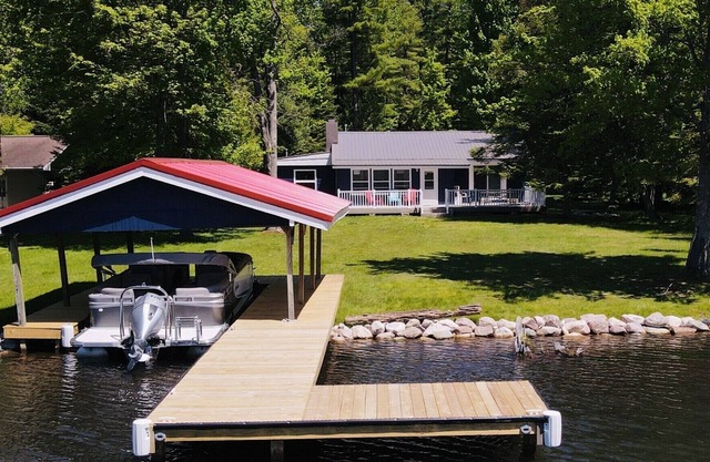 Torch River Cottage ——Pontoon Boat Available!