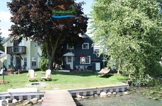 Torch River Retreat- (Torch River, MI) ¡Torch Lake a través de la calle!