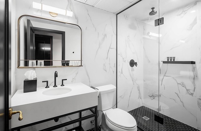 Toronto Adventure Awaits! 2 Modern Units Near Toronto Eaton Centre and CN Tower
