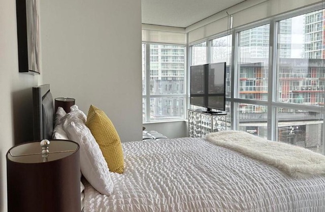 Toronto Downtown Luxurious Stylish 3 Bedroom 3 Bath 2 Balconies near Rogers Centre lakeview condo