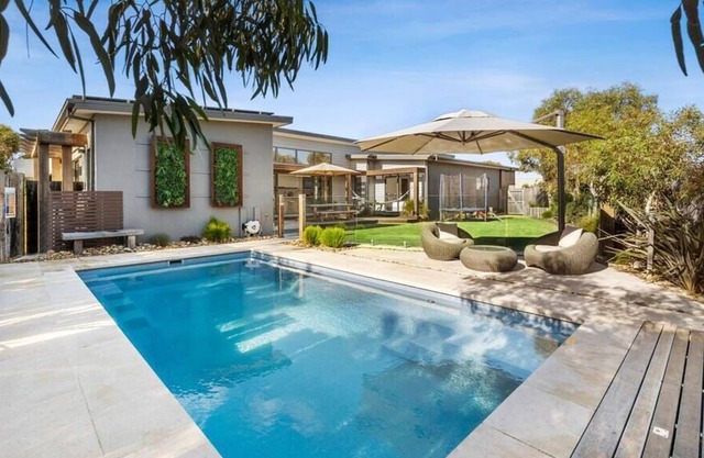 Torquay Sands Resort Style Home With Pool